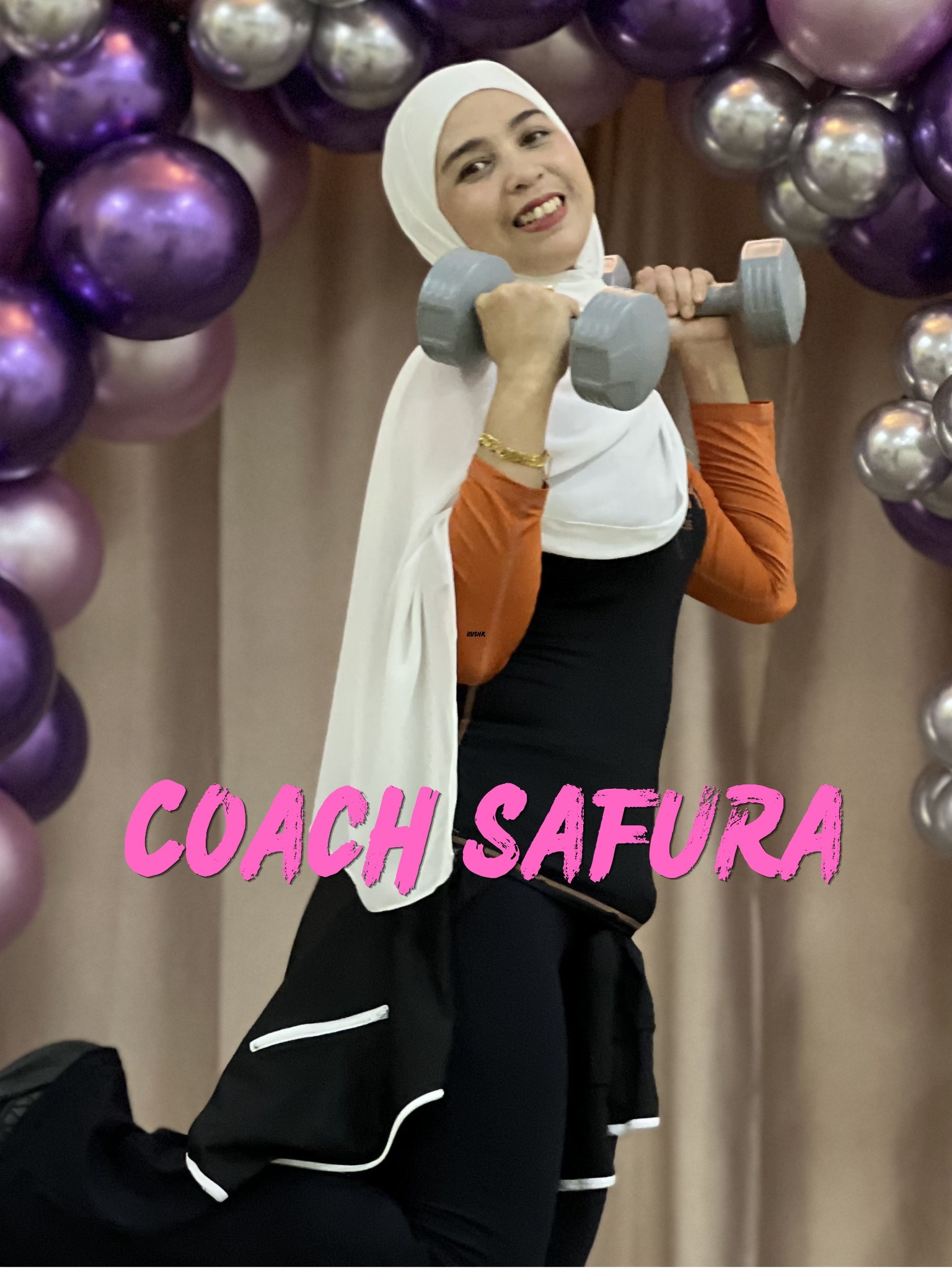 Gambar selepas Coach Safura, berat 55 kg, memegang dumbbell