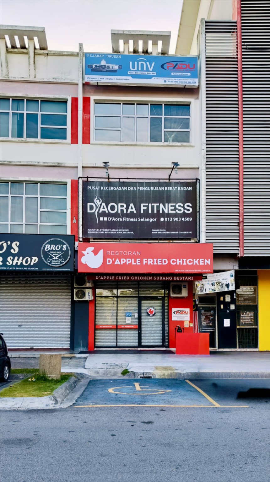 Pandangan hadapan bangunan dengan papan tanda D’Aora Fitness Subang Bestari di tingkat satu