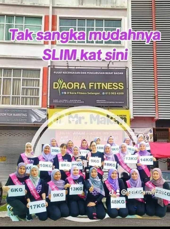 Peserta wanita bergambar bersama di hadapan D’Aora Fitness