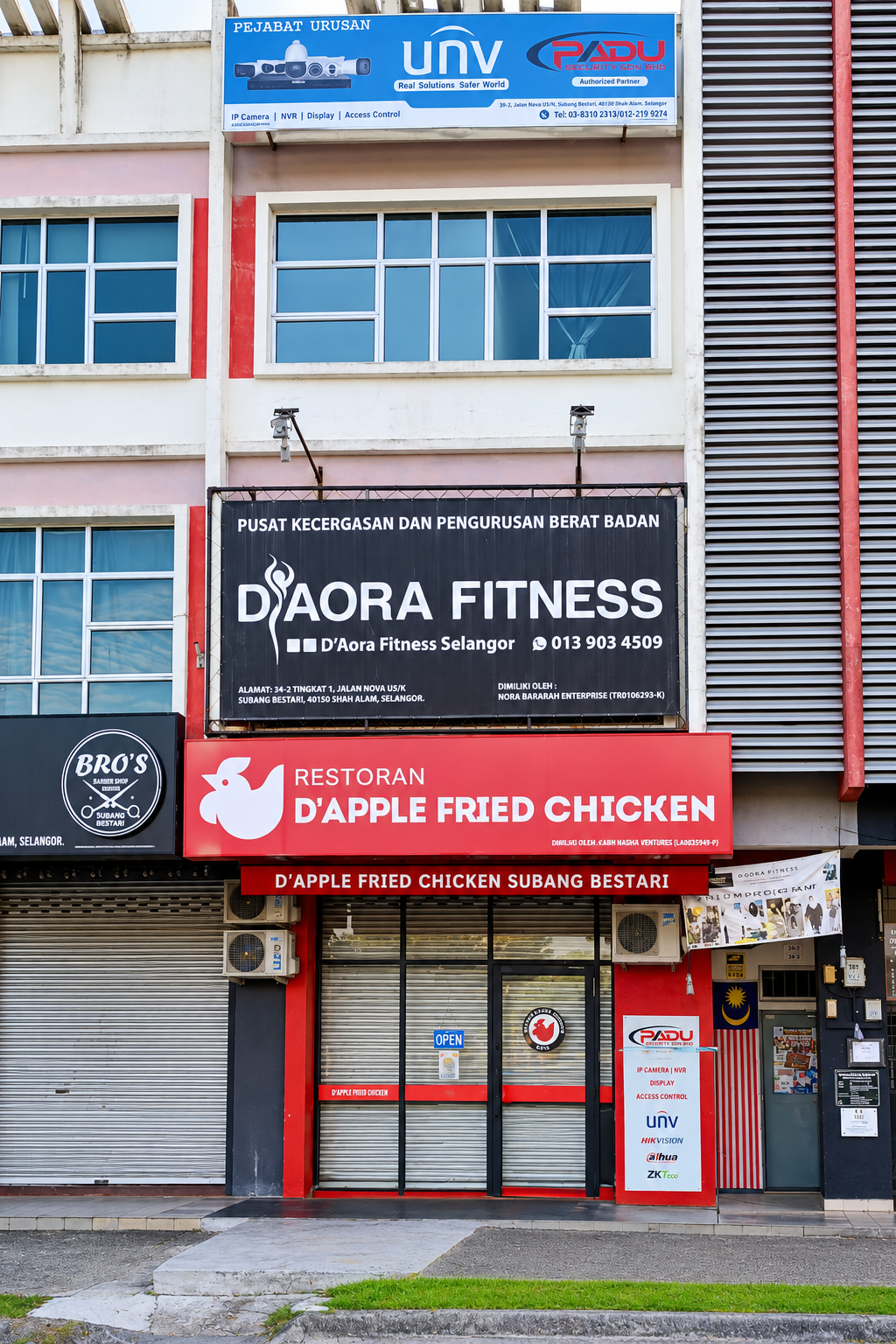 Papan tanda D’Aora Fitness Subang Bestari di atas restoran D’Apple Fried Chicken, dengan pintu masuk di sebelah kanan